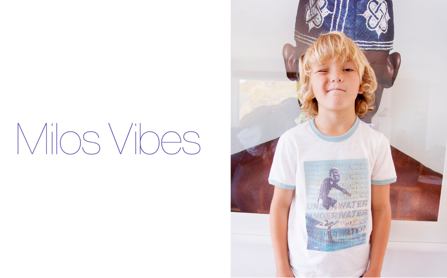 Camiseta blanca surfista bajo rayas de goma niño