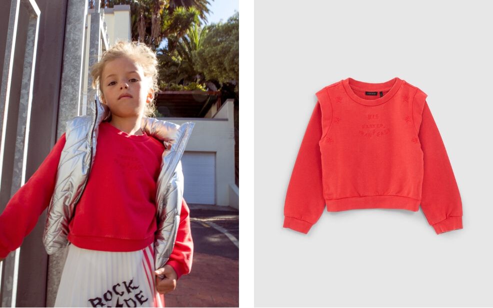Sudadera roja bordado estrellas costuras hombros niña