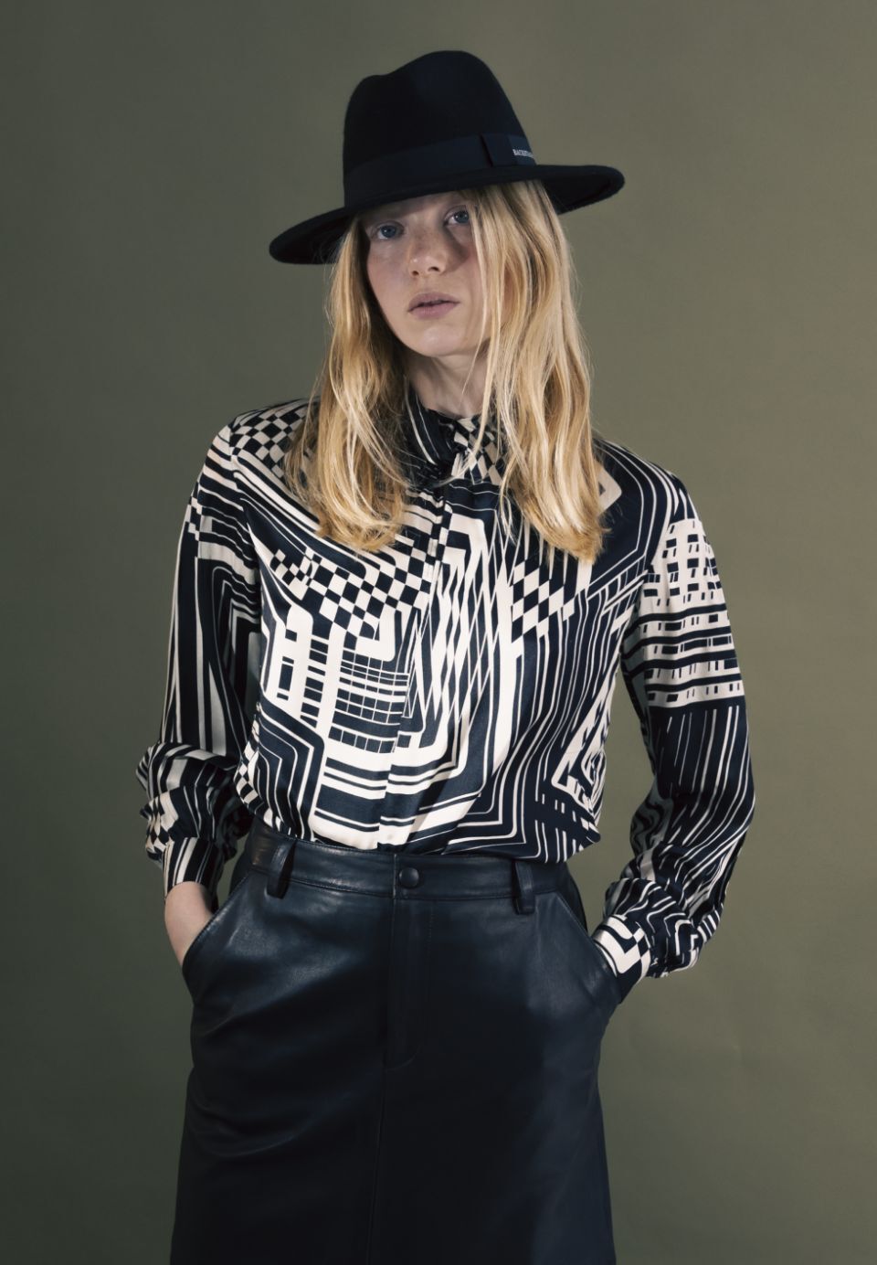 Pure Edition-Blouse noire imprimé graphique Art Déco Femme