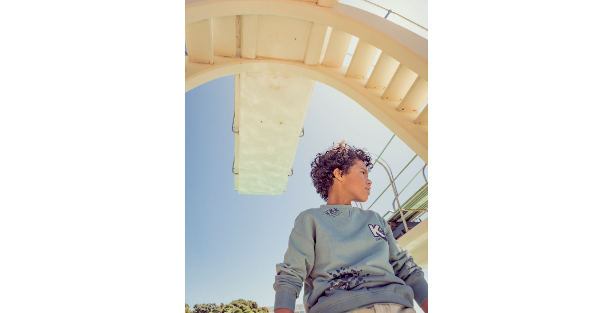 Boys’ green deep dye sweatshirt with print and badge