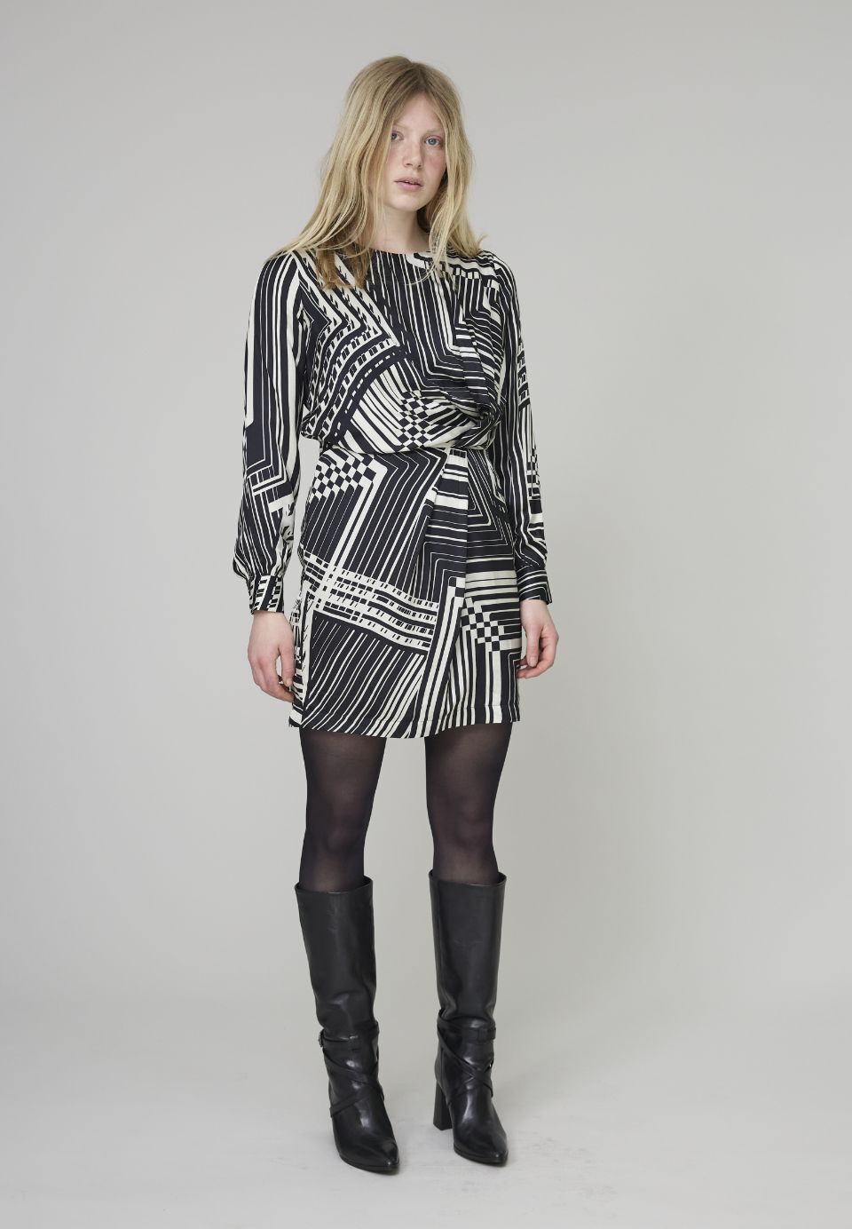 Pure Edition-Robe noire drapée graphique Art Déco Femme