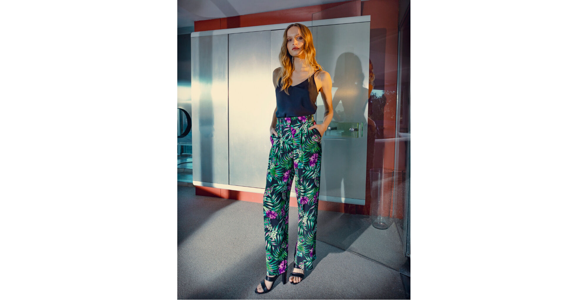 Pantalon large noir LENZING™ ECOVERO™ imprimé tropical Femme