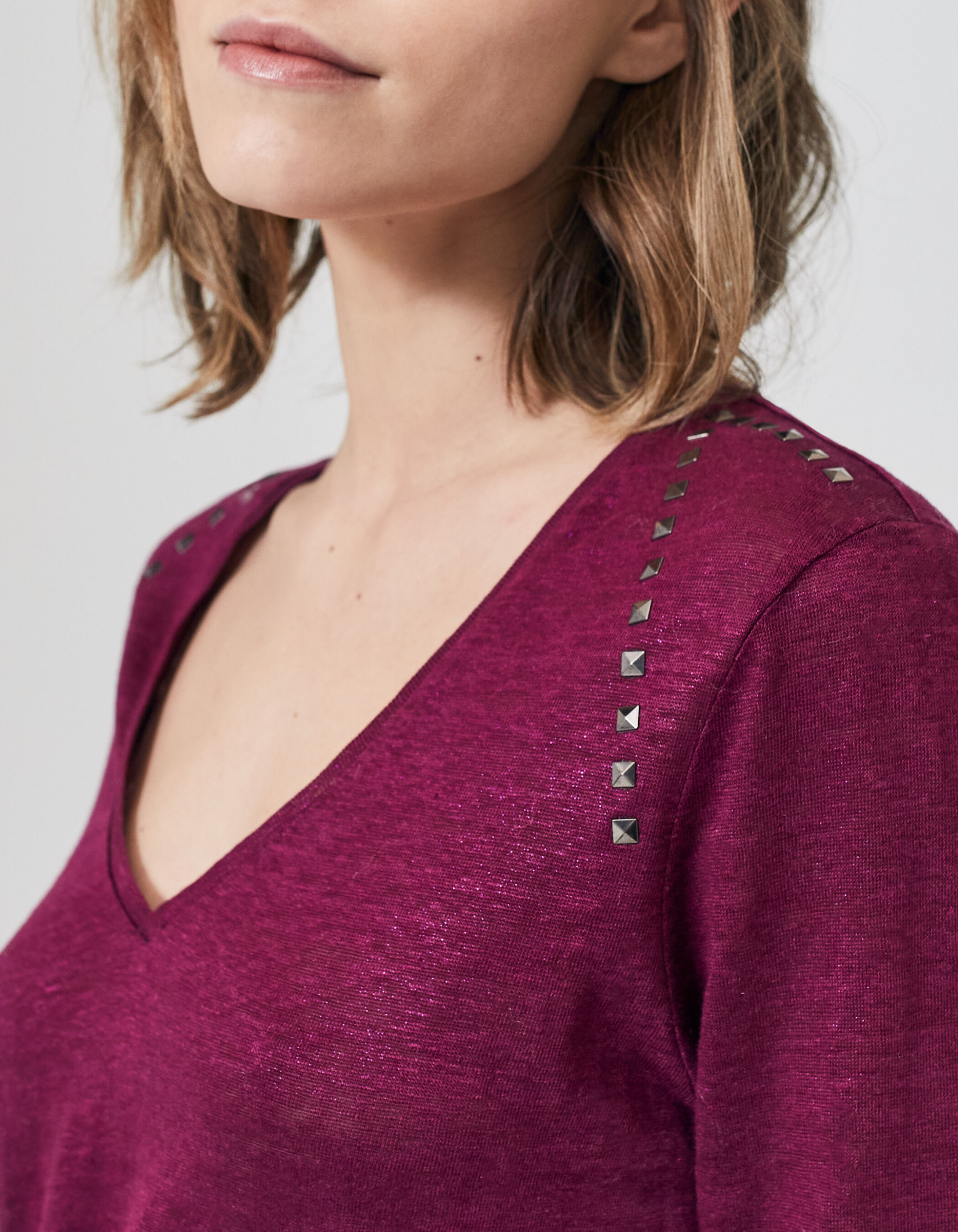 Camiseta violeta lino foil tachuelas joya mujer