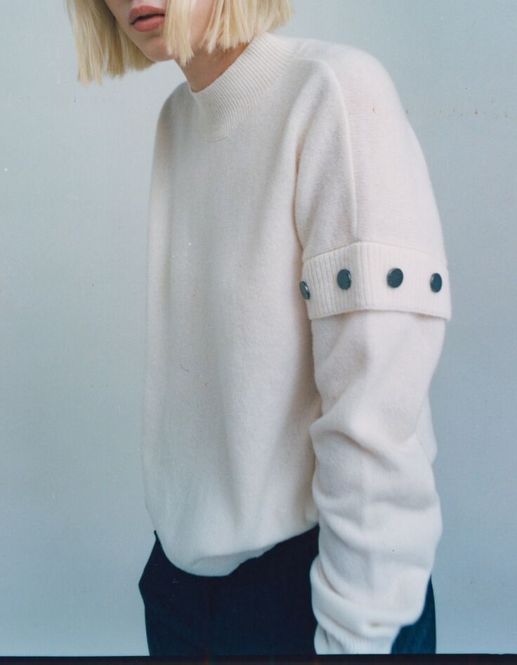 Wei&szlig;er Damenstrickpullover mit Nietendekor Armausschnitte-6