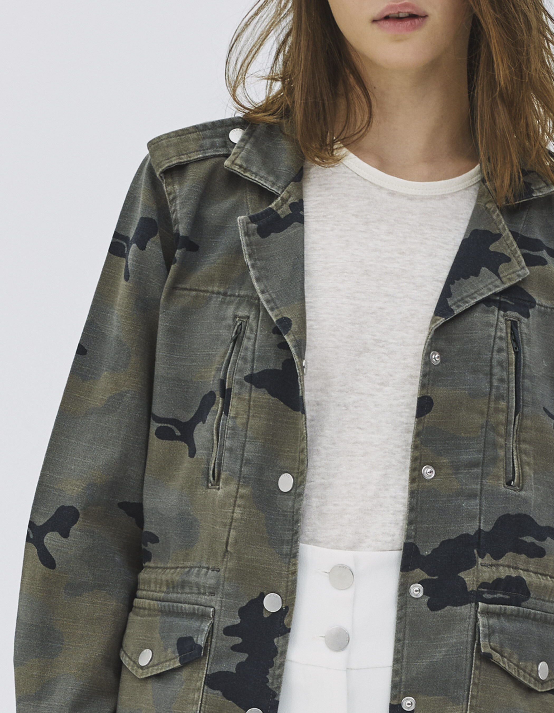 Saharienne denim kaki motif camouflage avec badges Femme