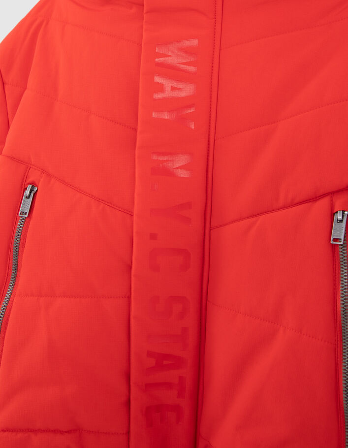 Rote Jungensteppjacke mit Schriftzug Ton in Ton-5