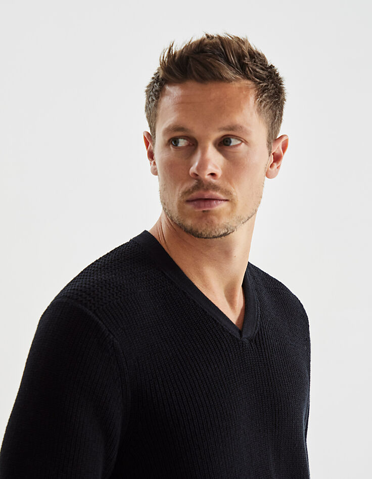 Schwarzer Herrenstrickpullover mit V-Ausschnitt-4 Schwarzer Herrenstrickpullover mit V-Ausschnitt-4