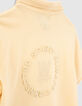 Polo amarillo medio letras bordadas espalda niño -5