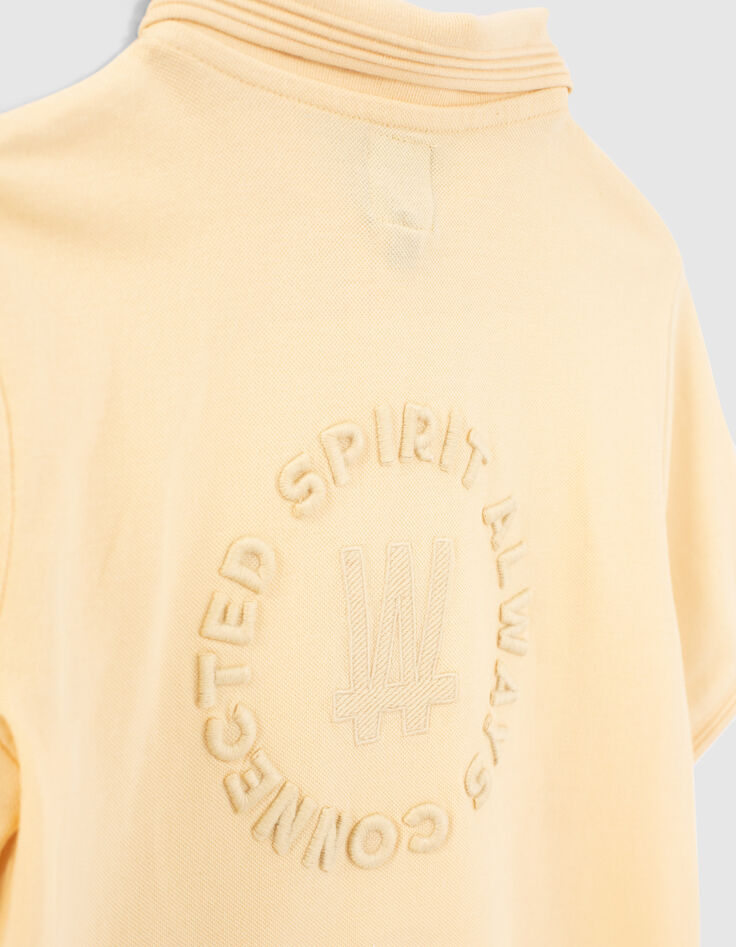 Polo amarillo medio letras bordadas espalda niño -5 Polo amarillo medio letras bordadas espalda niño -5