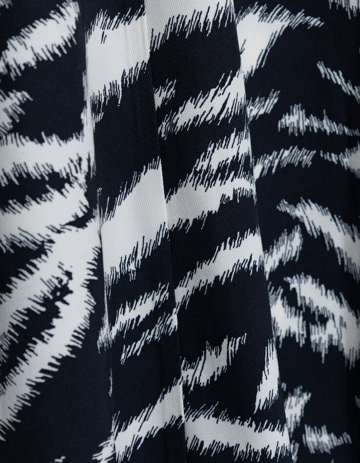 Mujer vestido negro con estampado de cebra-7