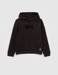 Schwarzes Jungensweatshirt mit Schriftzug am Kragen-1