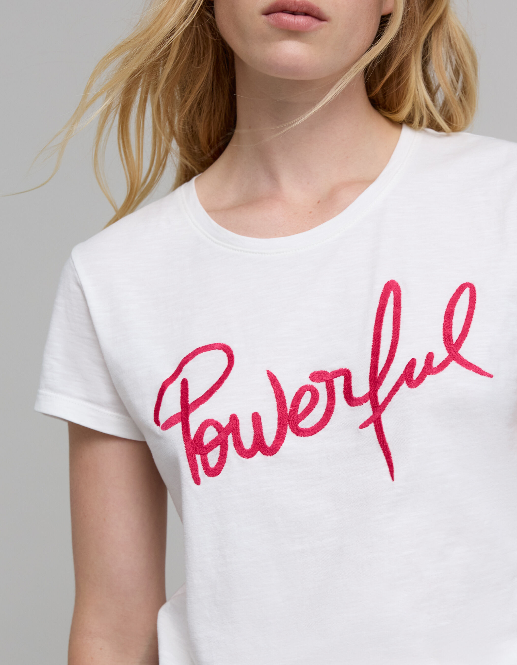 Mujer Camiseta blanca de manga corta con mensaje bordado IKKS