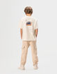 Beige T-shirt biokatoen zak maxi opdruk rug jongens-1
