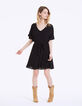 Robe noire cintrée en broderie anglaise détails bijoux-6