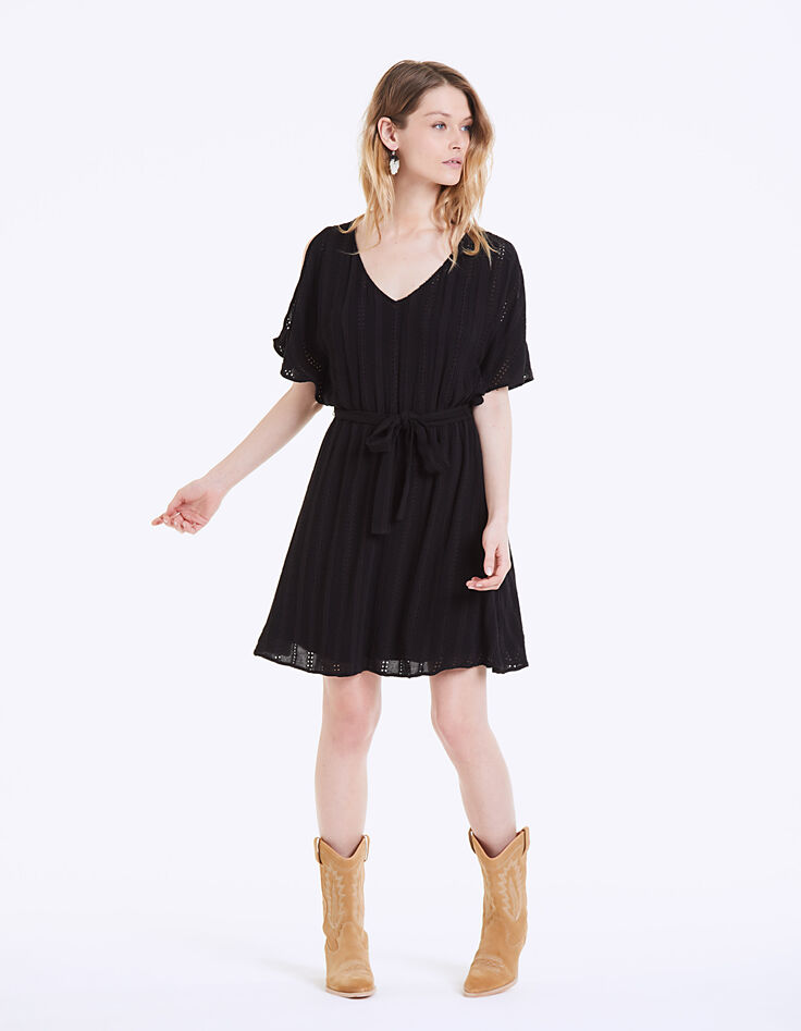 Robe noire cintrée en broderie anglaise détails bijoux-6 Robe noire cintrée en broderie anglaise détails bijoux-6