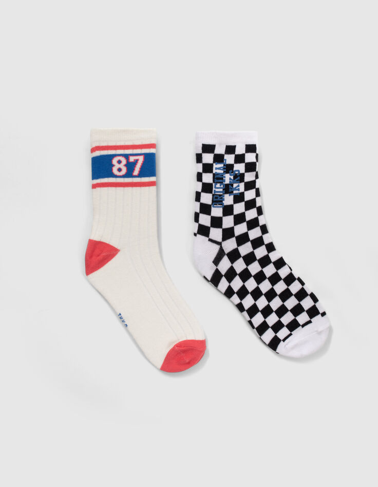 Schwarze socken mit Zielflagge und weißen Streifen-1