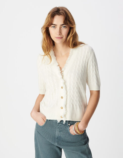 Wei&szlig;e STRICKJACKE f&uuml;r Damen aus Zopfstrick mit kurzen &Auml;rmeln - IKKS