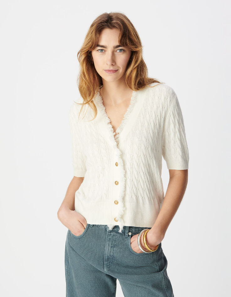 Wei&szlig;e STRICKJACKE f&uuml;r Damen aus Zopfstrick mit kurzen &Auml;rmeln-2