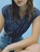 Top azul marino flores azules lazos delante mujer-2