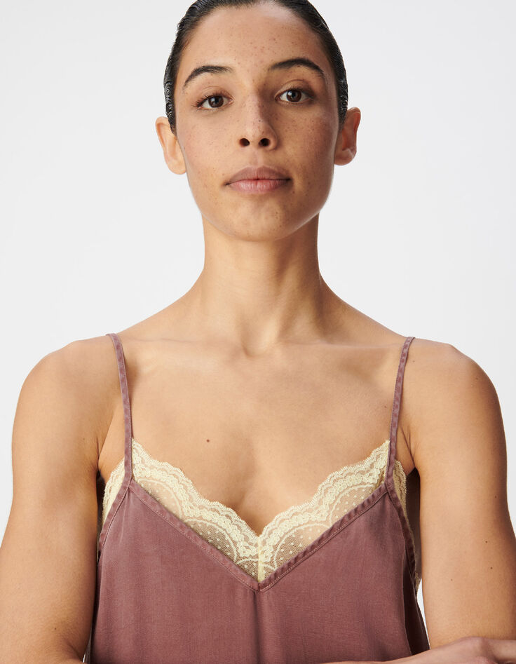 Mujer vestido largo burdeos con detalle de puntilla y tirantes finos-4