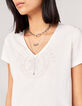 Camiseta cuello V cruda insignia mujer-4