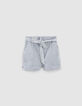 Blaue Damenshorts mit schmalen weißen Streifen-5