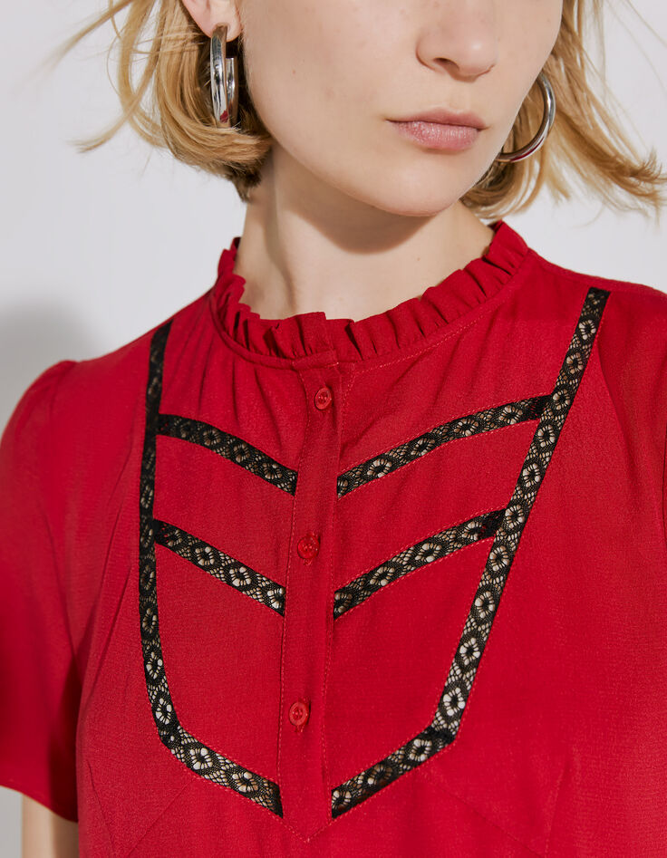 Robe courte rouge plastron dentelle et col victorien femme-3