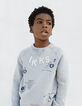 Sudadera gris jaspeado medio con print y parches niño -1