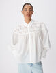Camisa fluida blanca de mujer con detalles florales-3