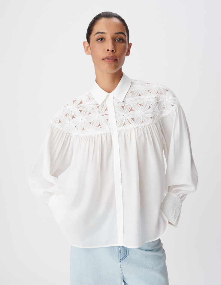 Camisa fluida blanca de mujer con detalles florales-3
