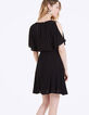 Robe noire cintrée en broderie anglaise détails bijoux-3