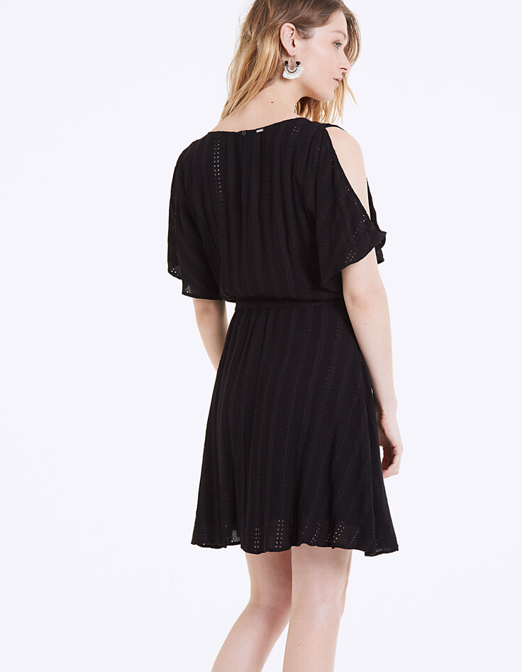 Robe noire cintrée en broderie anglaise détails bijoux-3