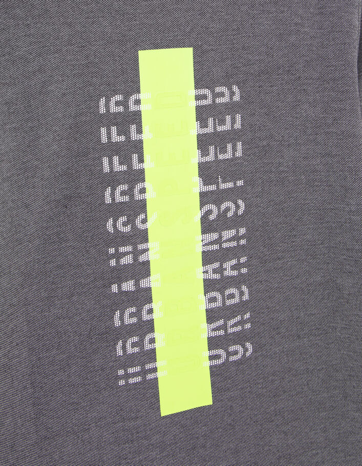Camiseta gris detalle bolsillo flocado niño-7