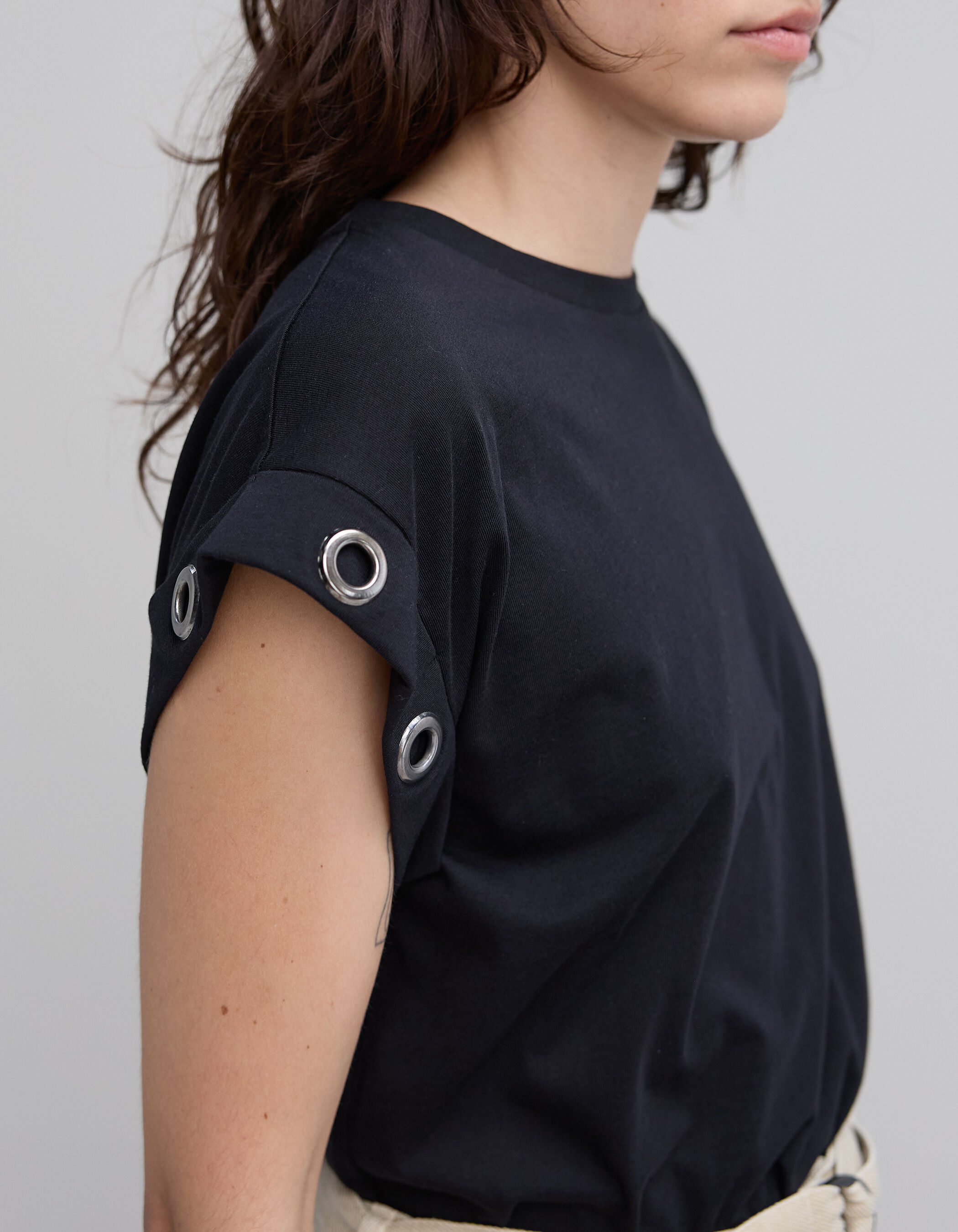 Camiseta negra de mujer con cuello de pico y diseño de lentejuelas en los  hombros IKKS