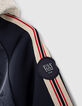 Marineblaue College-Jungenjacke mit Streifenbändern -4