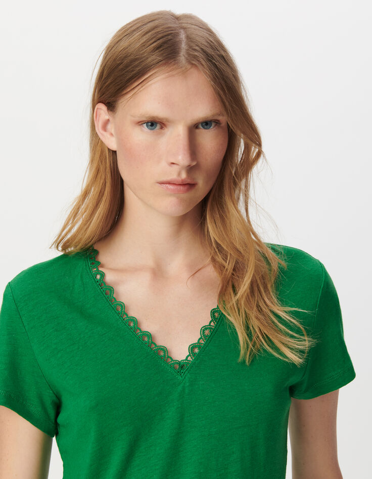 Camiseta verde cuello V delante y detrás-4