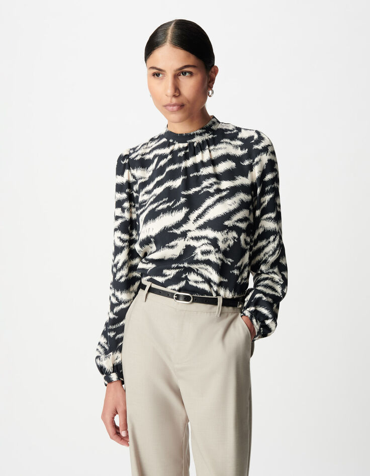 Mujer blusa negra con estampado de cebra-2