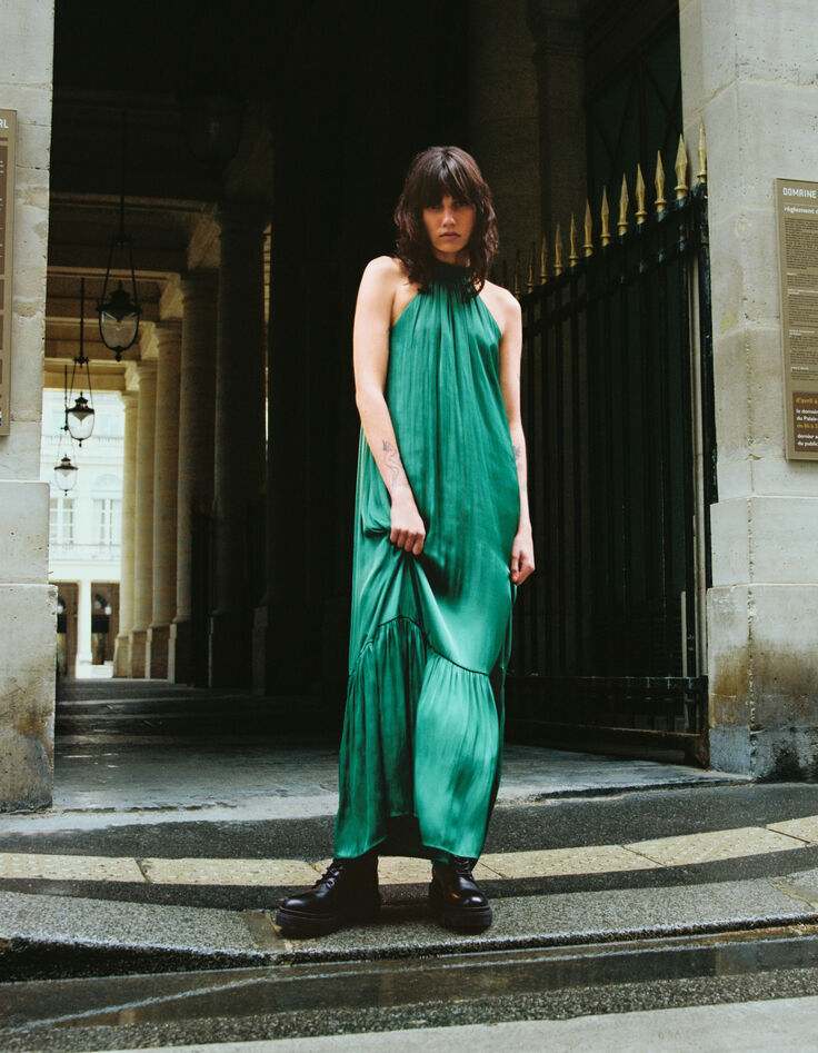 Grünes zerknittertes Kleid aus recyceltem Polyester-1