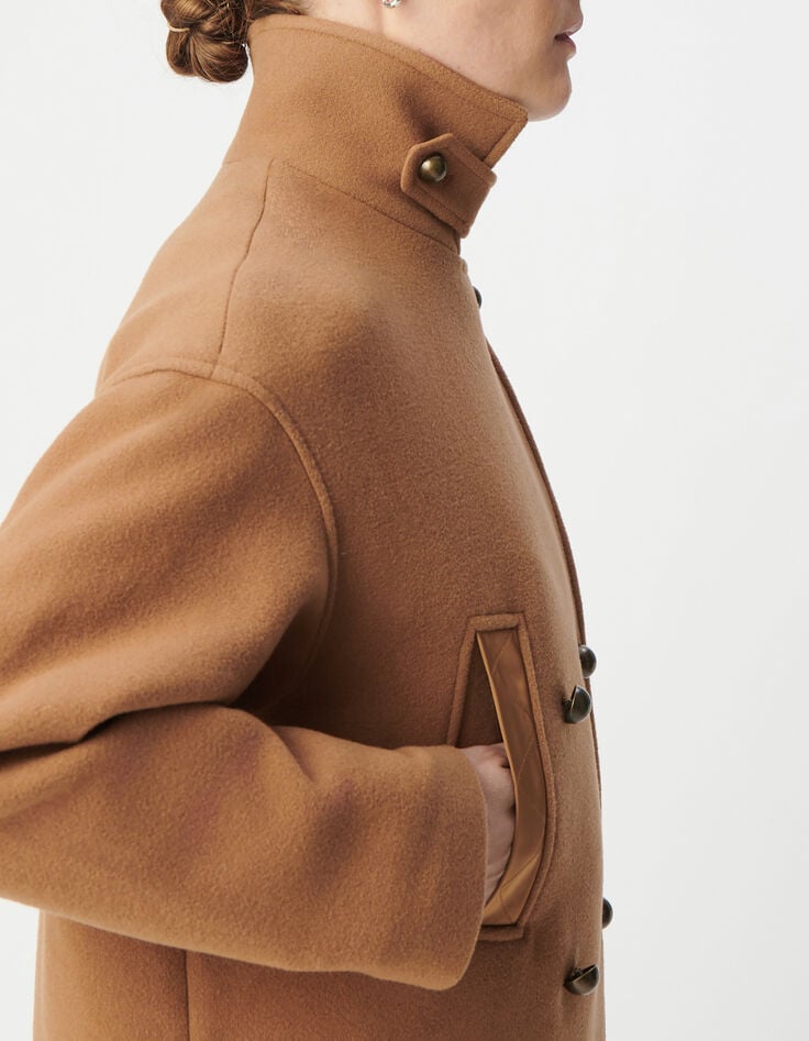 Chaquet&oacute;n largo de mujer en camel con detalles de nailon pespunteado-5