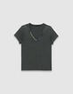 Camiseta manga corta gris acanalada escote joya mujer-6