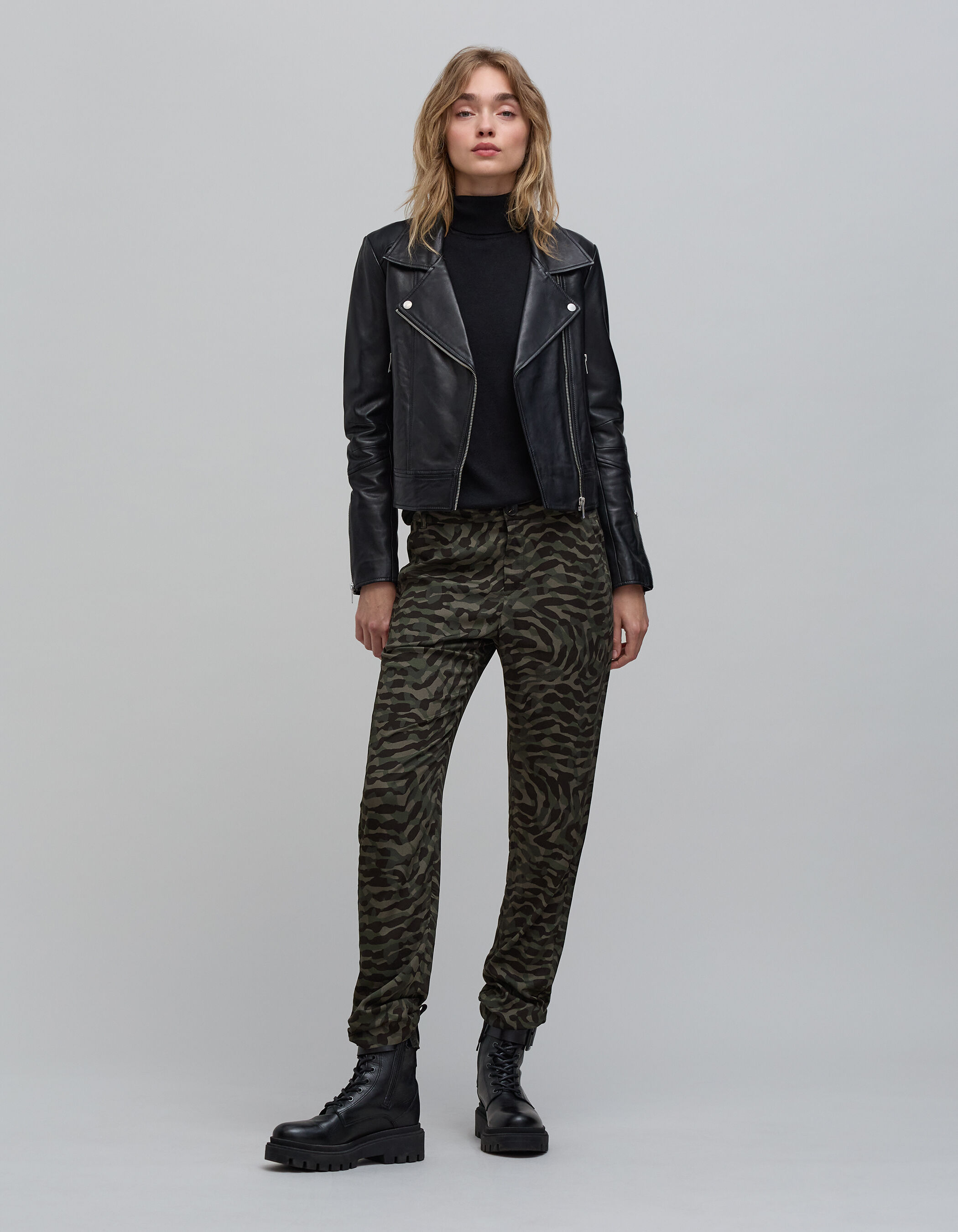 Pantalones de traje estampado de camuflaje caqui fluido IKKS
