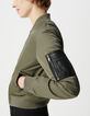 Bomber corta de mujer de color caqui con bolsillo de dos piezas con cremallera-6