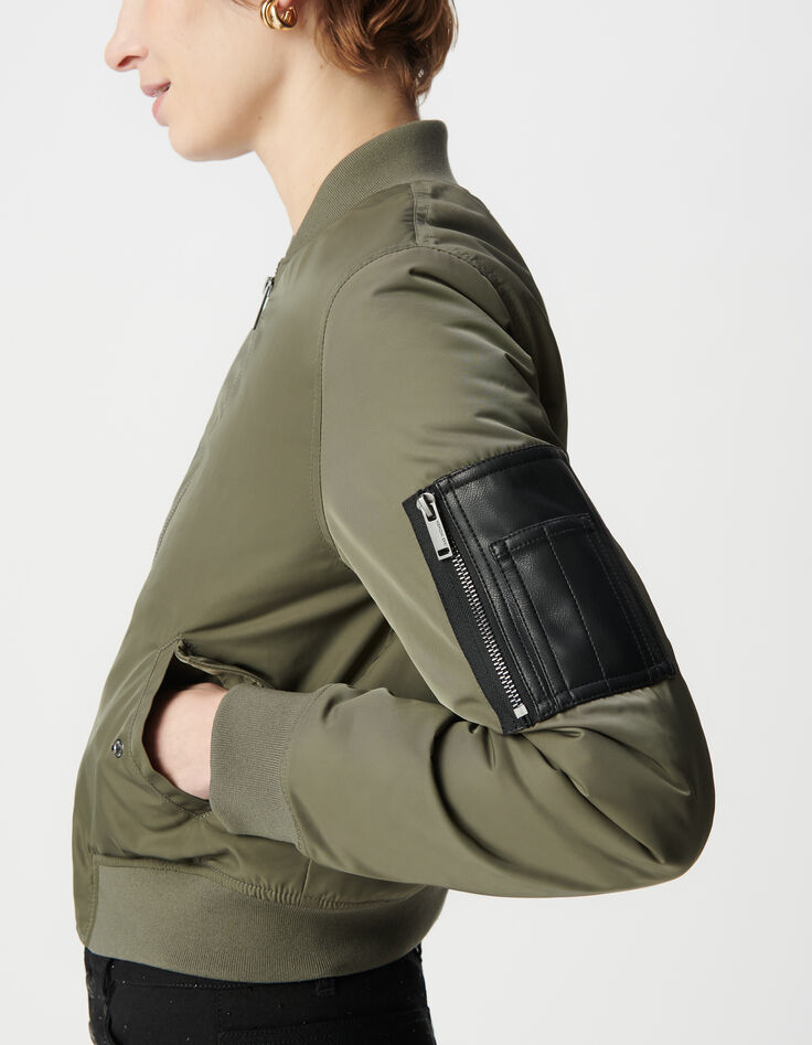 Bomber corta de mujer de color caqui con bolsillo de dos piezas con cremallera-6