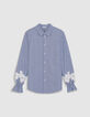 Blauw gestreept damesshirt met geborduurde bloemendetails-7