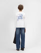 Wit T-shirt biokatoen met auto achter jongens-2