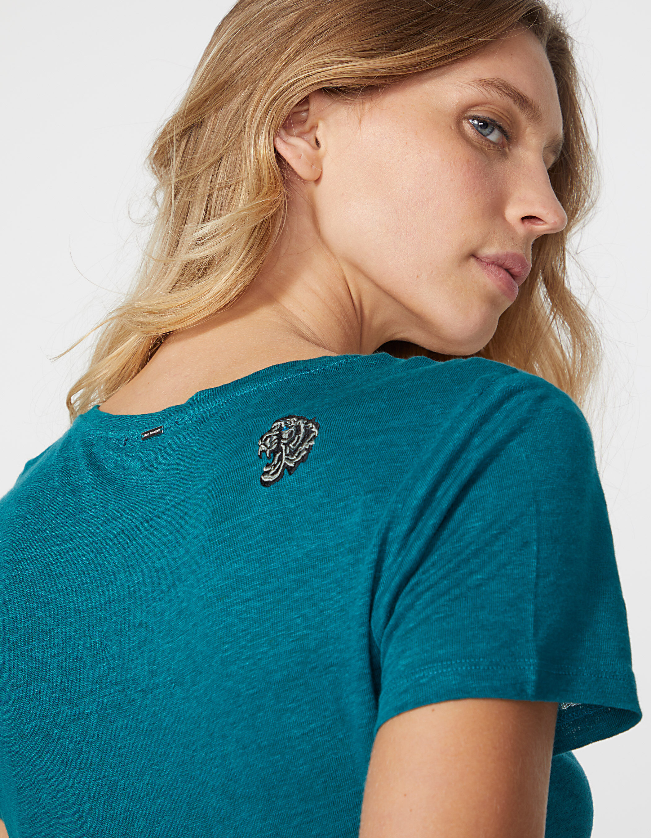 Women s emerald linen V neck T shirt with tiger on back IKKS