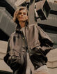 Bomber oversize de mujer en piel burdeos-2