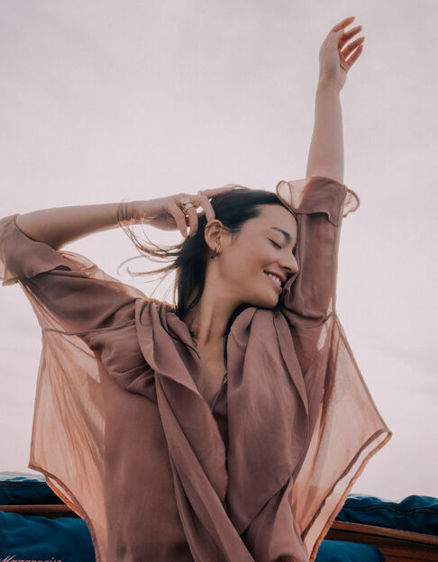 Blusa beige fluida de mujer con gran volante - IKKS