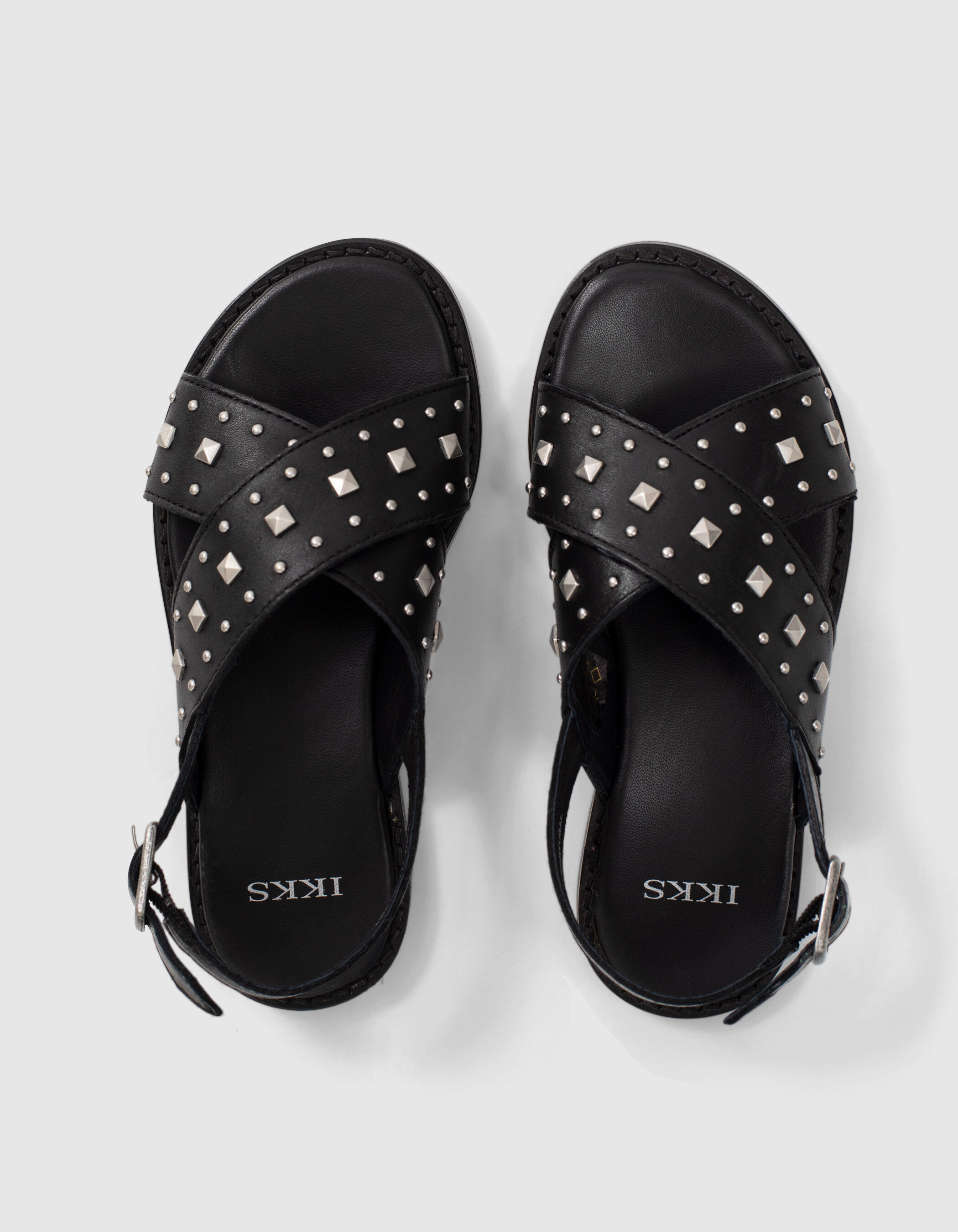 Sandalia negra sale tachuelas