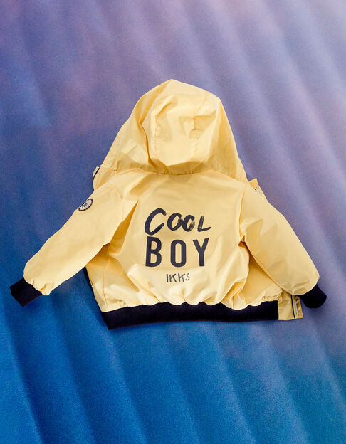 Gelber gummierter Windbreaker mit Print für Babyjungen